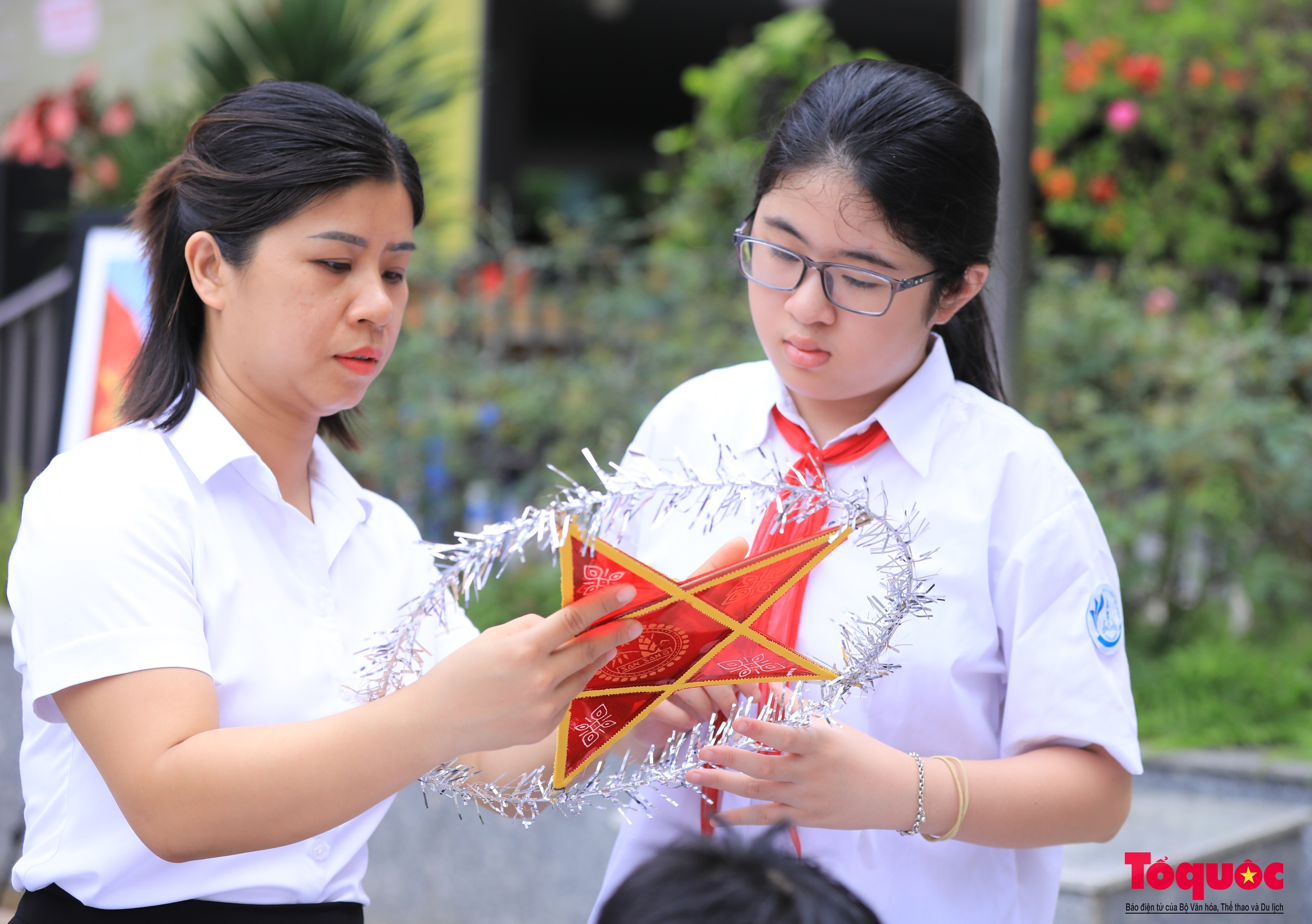 Học sinh thủ đô gửi thông điệp yêu thương trên đèn ông sao tới thiếu nhi Trường Sa dịp Trung thu - Ảnh 7.